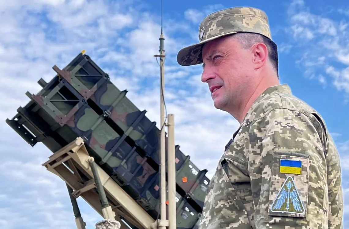 Український військовий біля пускової установки SAMP/T як альтернативи Patriot