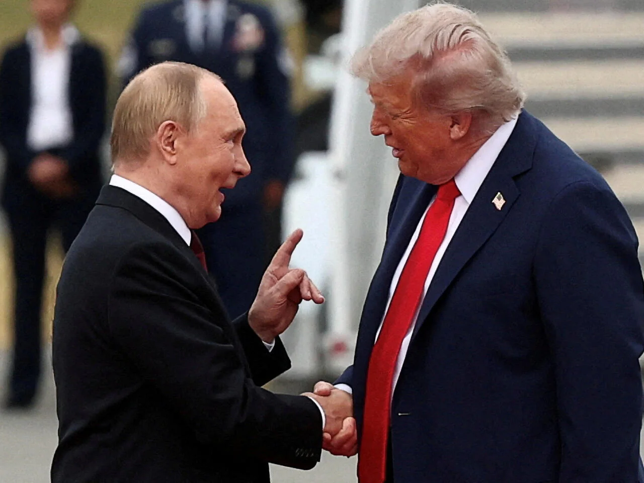 Путін і Трамп тиснуть руки під час зустрічі щодо відносин США та РФ