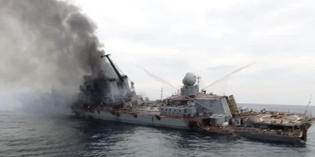 Уничтоженное судно теневого флота РФ с дымом на море