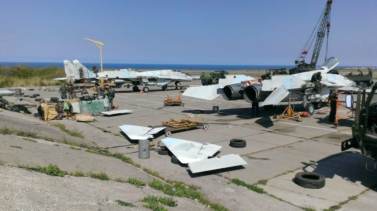 Уламки знищеного Міг-29 на аеродромі Бельбек у Криму після удару ГУР