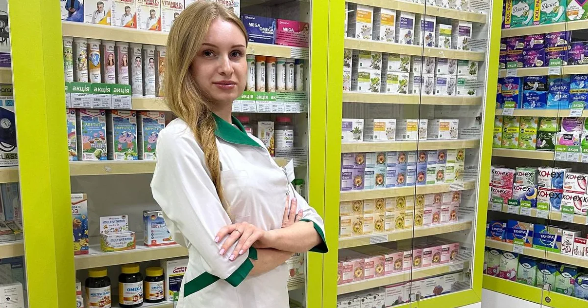Ольга Глущенко, асистентка фармацевта, в аптеці Ромнів на Сумщині