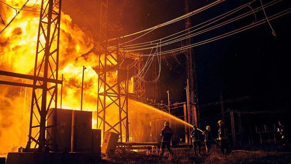 Пожежники гасять вогонь на енергопідстанції після удару РФ по енергосистемі