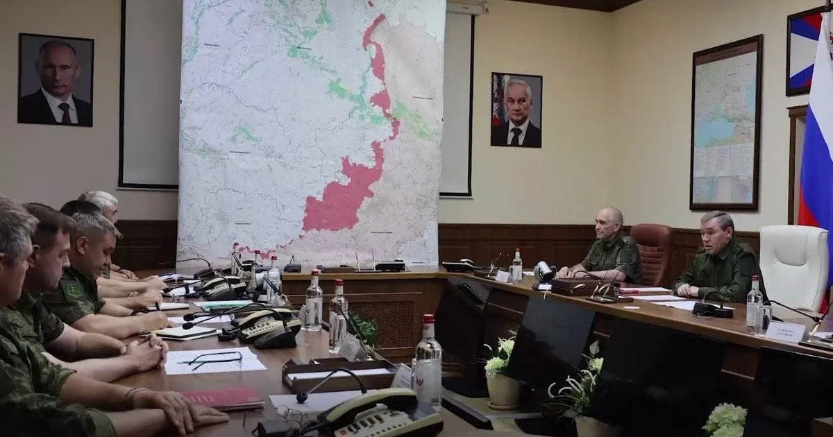 Путін та Генштаб РФ на нараді перед картою з перебільшеним контролем територій