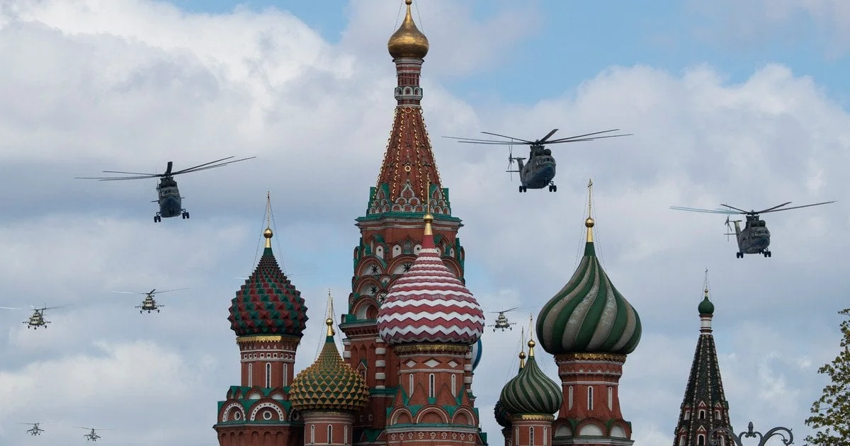 Військові вертольоти над Собором Василя Блаженного в Кремлі