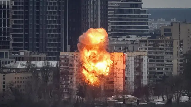 Вибух у багатоповерхівках Києва під час атаки на столицю