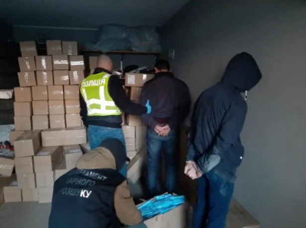 Правоохоронці проводять обшук на складі виробника зброї та дронів