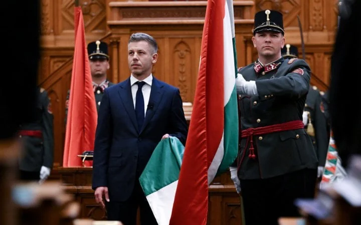 Петер Мадяр у парламенті Угорщини з державними прапорами