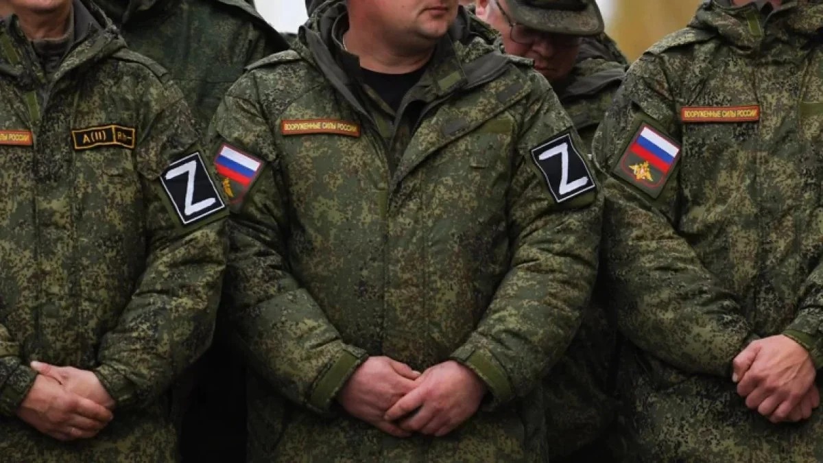 Російські військові у формі зі знаком Z та прапором РФ