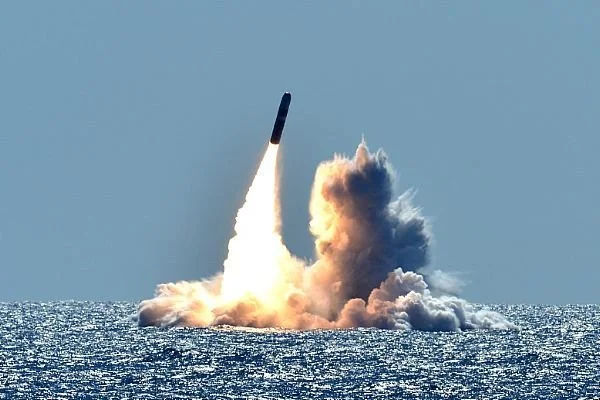 Запуск баллистической ракеты с подводной лодки морских ядерных сил РФ