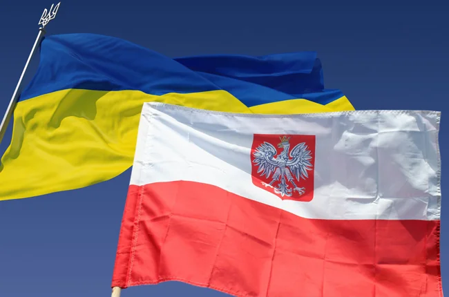 Прапори Польщі та України на тлі ескалації конфлікту через пантеон