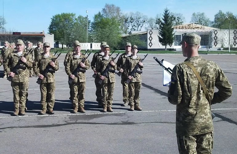 Воїни ЗСУ у строю дотримуються дисципліни під час стройової підготовки