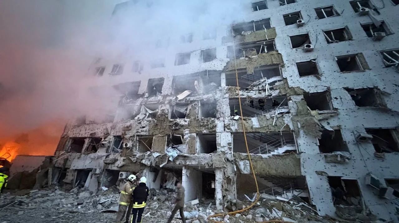 Рятувальники біля зруйнованого житлового будинку в Одесі після ракетного удару