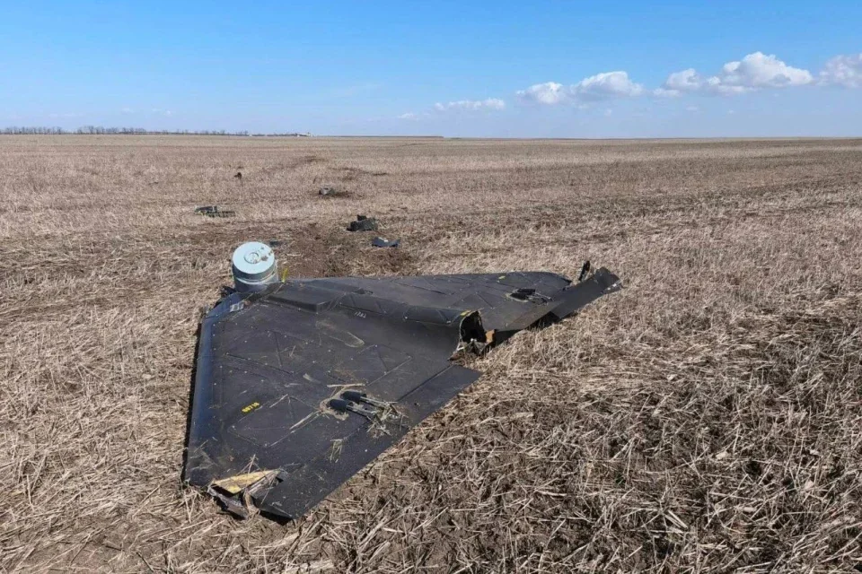 Уламки дрона Герань-2 у полі Сумської області після удару