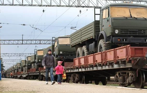 Російські військові вантажівки на потягу для передислокації підрозділу на Запоріжжя