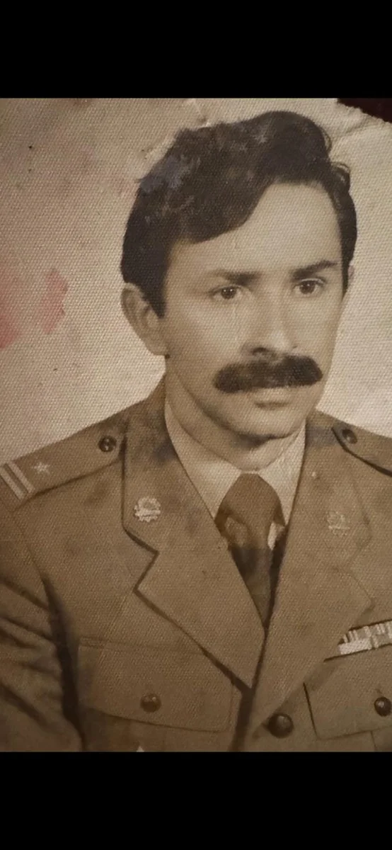 Портрет чоловіка з вусами у військовій формі з погонами
