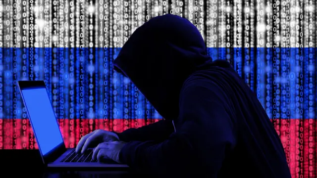 Російський хакер у капюшоні атакує МЗС Британії за ноутбуком