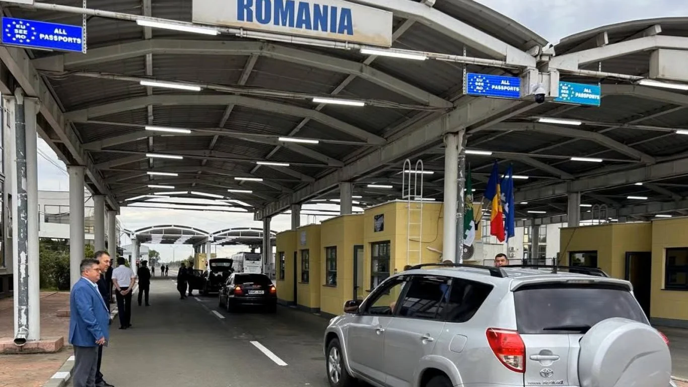 Кордон Румунії з автомобілями на пункті пропуску та перевіркою техогляду
