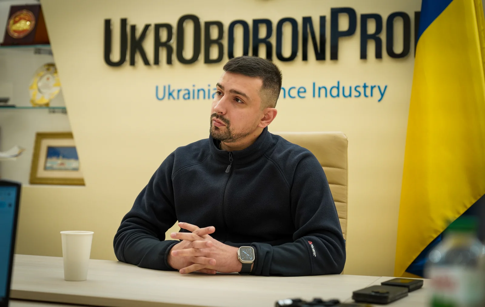 Герман Сметанін у кабінеті Укроборонпрому з логотипом компанії