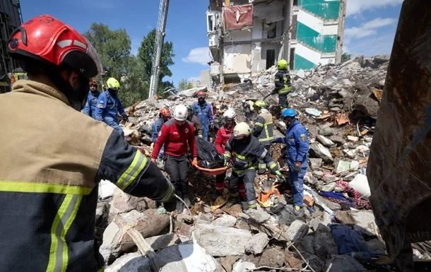 Рятувальники витягують постраждалого з-під завалів будинку в Києві після атаки
