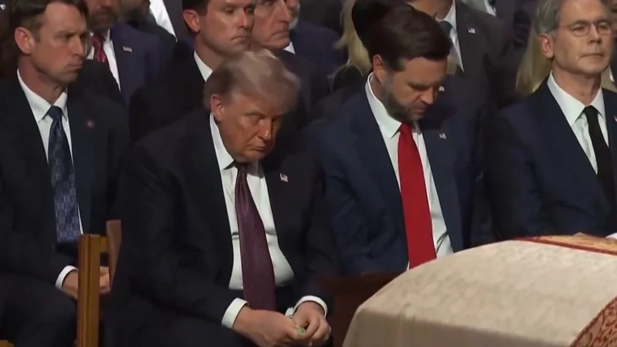 Трамп пропонує Tic Tac Венсу на похороні Грема у соборі