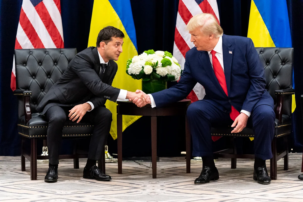 Дональд Трамп і Володимир Зеленський тиснуть руки під час зустрічі