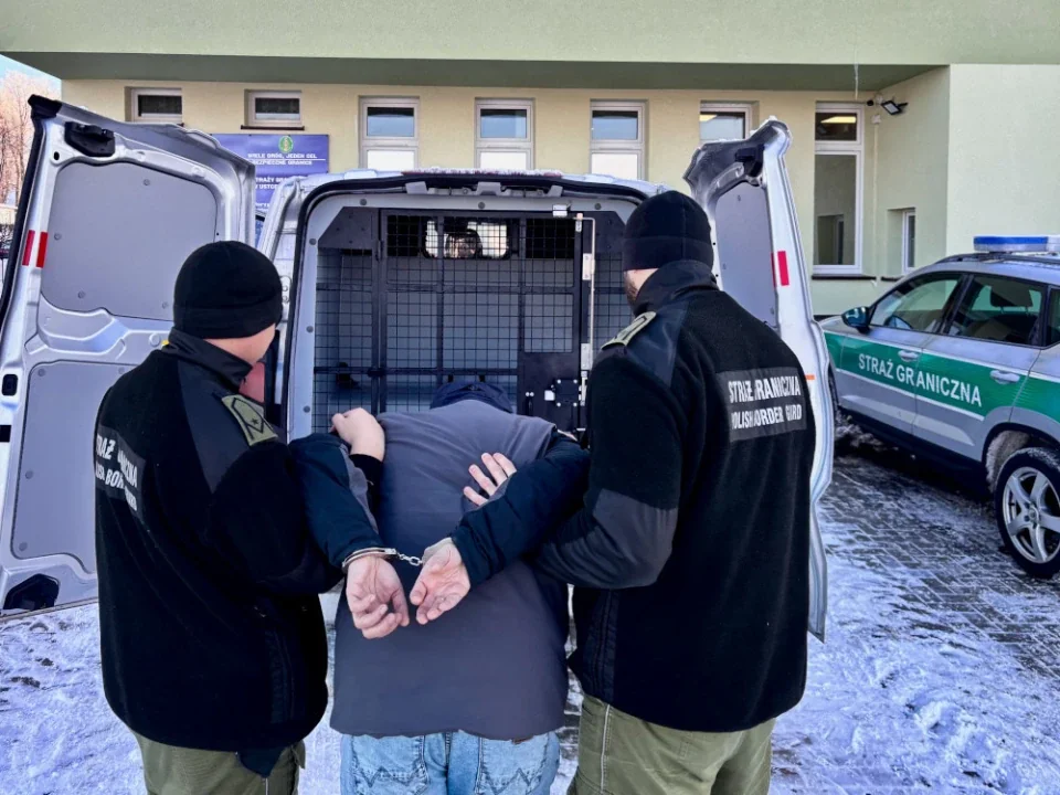 Польські прикордонники садять у фургон затриманого 18-річного українця в наручниках