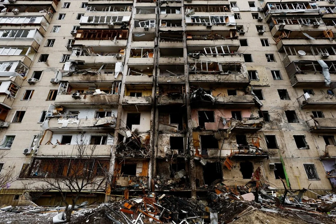 Зруйнований житловий будинок у Києві після удару російських ракет