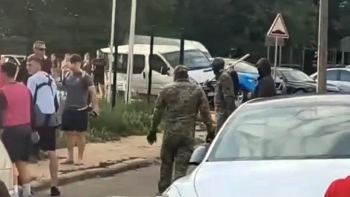Військові ТЦК та місцеві жителі біля мікроавтобуса на Волині