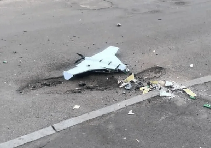 Дрон упав біля ринку в Києві, уламки на асфальті