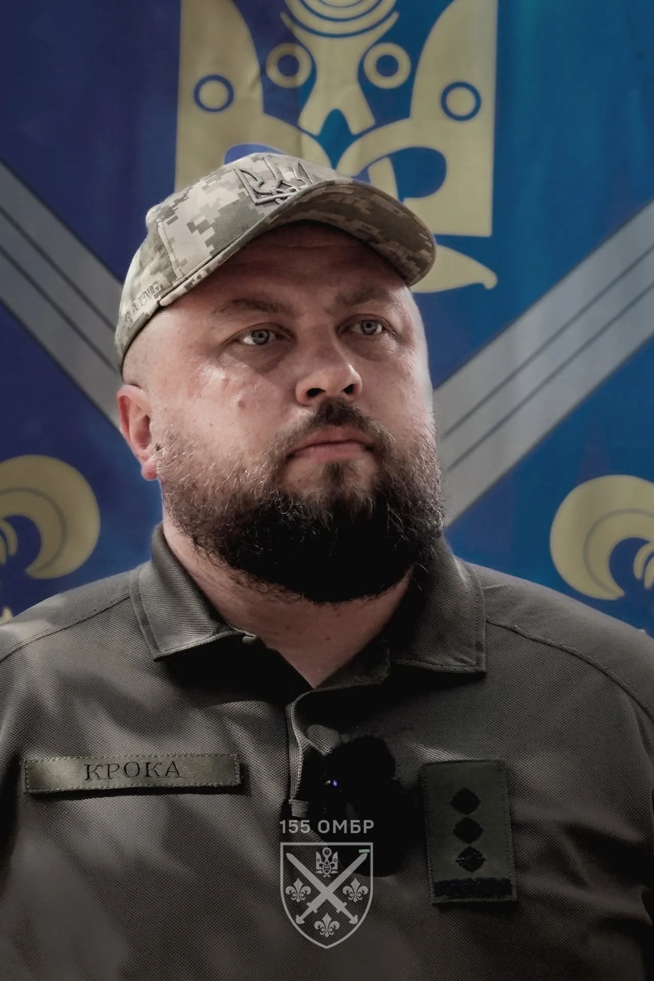 Крока — новий комбриг 155-ї окремої механізованої бригади у військовій формі на тлі прапора підрозділу