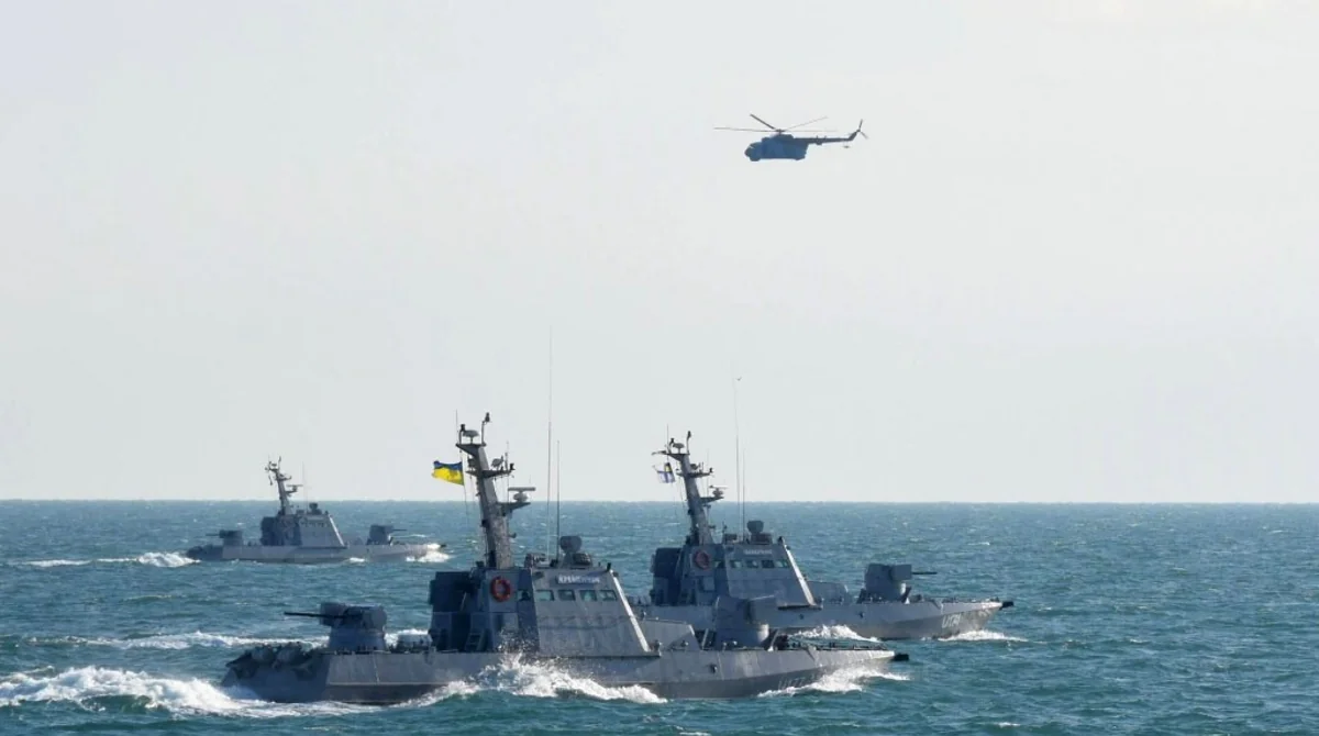 Кораблі нової бригади протимінних сил ВМС України в морі з вертольотом
