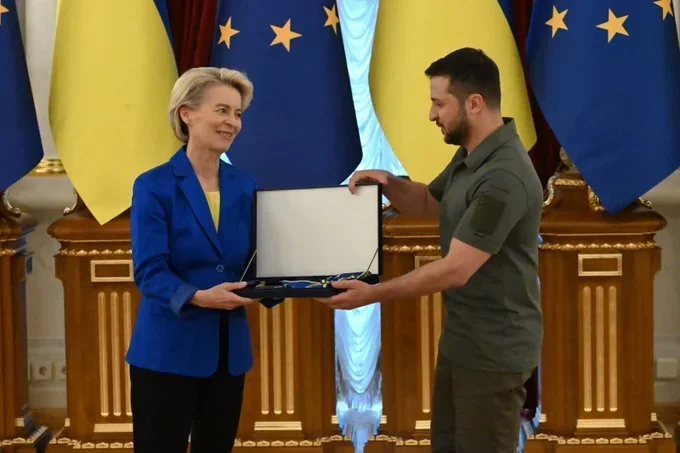 Володимир Зеленський вручає Урсулі фон дер Ляєн орден Європи