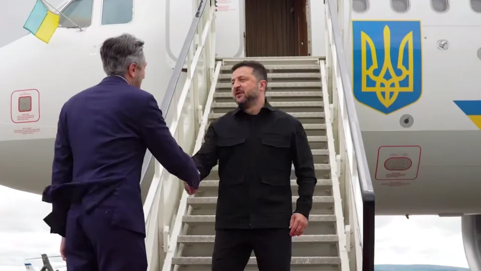 Зеленський зустрічає представника США біля президентського літака в Києві