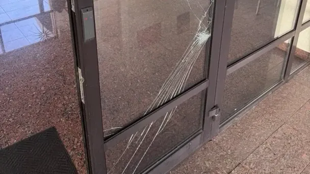 Потріскані скляні двері будівлі посольства Литви в Києві після вибуху